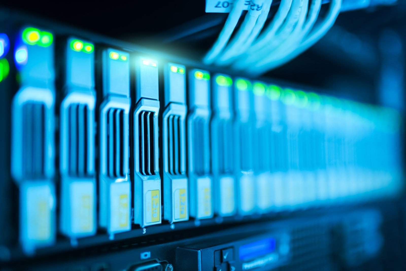 Flujo de API conectando servidores y sistemas empresariales